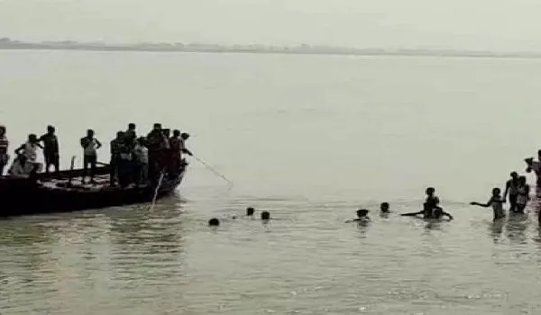 बांग्लादेश में हिंदू श्रद्धालुओं को मंदिर ले जा रही नौका पलटी, अब तक 39 की मौत